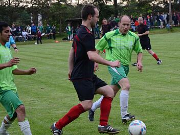 Intensive Duelle prägten das Duell der B-Klassen-Vizemeister. Hier nehmen die Garitzer Mariano Ozorio (links) und André Murk den Ebenhäuser Vitalij Eckstein ins Visier. Foto: Jürgen Schmitt