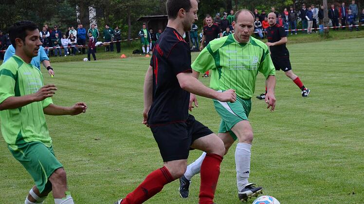 Intensive Duelle prägten das Duell der B-Klassen-Vizemeister. Hier nehmen die Garitzer Mariano Ozorio (links) und André Murk den Ebenhäuser Vitalij Eckstein ins Visier. Foto: Jürgen Schmitt