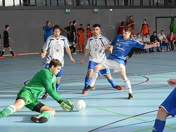 Guter Sport in schöner Halle: Unser Szenenbild stammt aus der Begegnung des VfR Sulzthal gegen den TSV Volkers und zeigt eine Abwehr-Aktion von TSV-Keeper Matthias Brust gegen VfR-Akteur Lorenz Halbig (blaues Trikot).   Foto: ssp