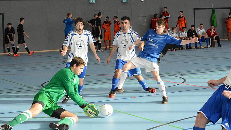 Guter Sport in schöner Halle: Unser Szenenbild stammt aus der Begegnung des VfR Sulzthal gegen den TSV Volkers und zeigt eine Abwehr-Aktion von TSV-Keeper Matthias Brust gegen VfR-Akteur Lorenz Halbig (blaues Trikot).   Foto: ssp