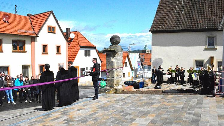 So schön wie der Platz vor dem neuen Pfarrzentrum möchten die Burgpreppacher mehrere Bereiche sehen. Foto: Schmidt