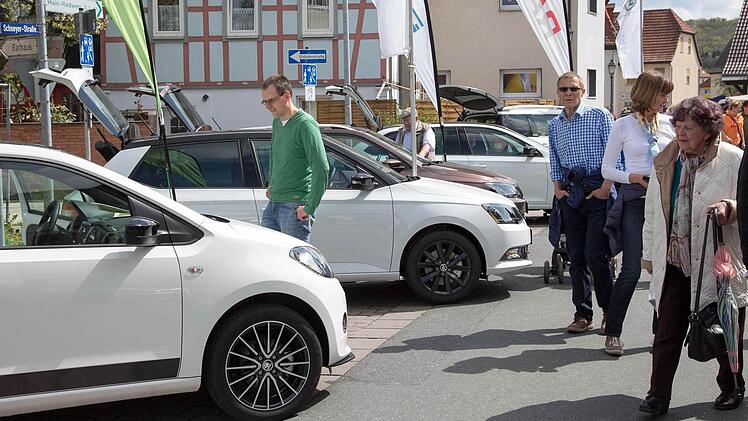 Die Autohäuser der Region warben mit ihren neuen Modellen.