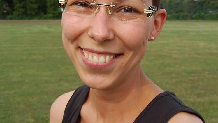 Nadine Krannich, VR-Bank: "Es war anstrengend - aber es hat auch riesig Spaß gemacht! Im ersten Versuch beim 100-Meter-Sprint hat mir knapp eine Sekunde gefehlt. Aber dann hat mich der Ehrgeiz gepackt. Denn als ich die anderen Disziplinen geschafft hatte, habe ich mir gedacht: Das war alles umsonst, wenn ich das mit dem 100-Meter-Lauf nicht hinbekomme. Also habe ich es nach dem 3000-Meter-Lauf noch einmal probiert. Und: Ich habe es gepackt!"
