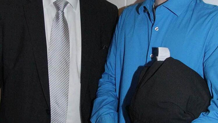 MGF-Direktor Horst Pfadenhauer beglückwünscht Leonard Neuberger, der Mediendesigner werden möchte, zum bestandenen Abi. Foto: Sonja Adam