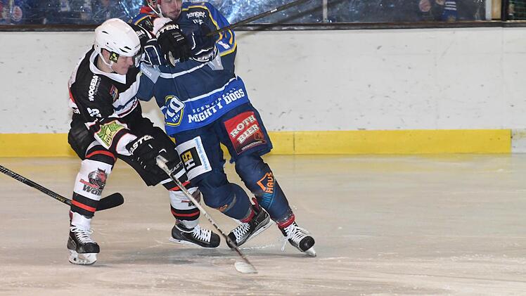 Mit 4:1 gewannen die Kissinger Wölfe (in weiß) das Unterfranken-Derby gegen den ERV Schweinfurt. Foto: Hopf