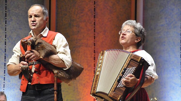 Die Spessart Spielleut - Lissy und Hans Heiligenthal aus Hofstetten bei Gemünden - verstehen es, mit ihrer Musik die Zuhörer von den Stühlen zu reißen. Foto: Peter Klopf