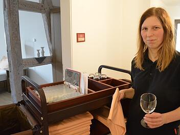 Jetzt gibt es im Kloster ein Hotel, in dem ein Team aus den Werkstätten die Gäste betreut. Im Bild Sandra Mohr vom Zimmerservice.  Foto: Isolde Krapf
