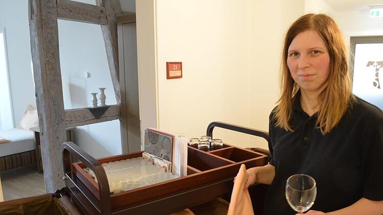 Jetzt gibt es im Kloster ein Hotel, in dem ein Team aus den Werkstätten die Gäste betreut. Im Bild Sandra Mohr vom Zimmerservice.  Foto: Isolde Krapf