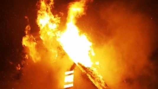 Rund 140 Feuerwehrleute kämpften in der Nacht auf Mittwoch gegen ein Brand-Inferno im mittelfränkischen Happurg. Foto: Feuerwehr Hersbruck