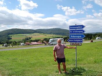 Karlheinz Reuß trifft mit seinem Wohnmobilstellplatz am Forellenhof bei Diebach den Geschmack seiner Gäste.   Foto: Wolfgang Dünnebier