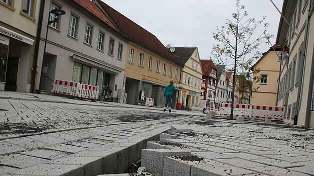 Nichts geht mehr: Die Fahrbahn vor dem ehemaligen Forstamt ist fertig, aber im Gehweg klaffen jede Menge L&ouml;cher, zum Teil mit Splitt ausgekehrt, zum Teil als Stolperfallen. Die Bahnhofstra&szlig;e war auch Thema in der j&uuml;ngsten Stadtratssitzung.