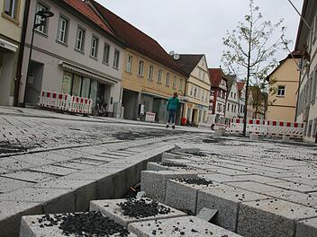 Nichts geht mehr: Die Fahrbahn vor dem ehemaligen Forstamt ist fertig, aber im Gehweg klaffen jede Menge Löcher, zum Teil mit Splitt ausgekehrt, zum Teil als Stolperfallen. Die Bahnhofstraße war auch Thema in der jüngsten Stadtratssitzung.