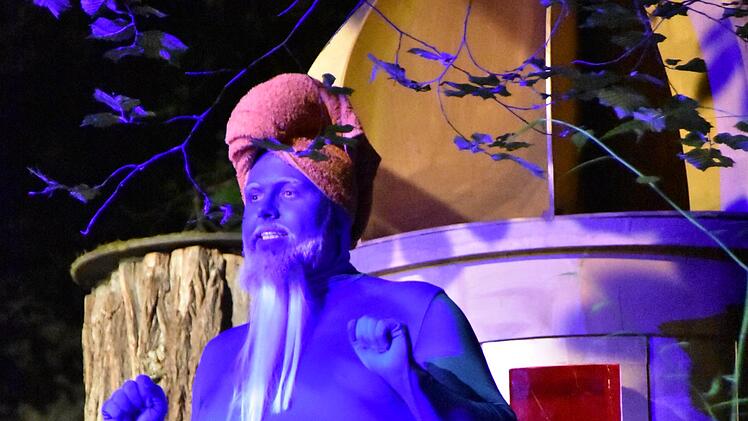 Szene aus "Aladin und die Wunderlampe" auf der Naturb&uuml;hne Trebgast