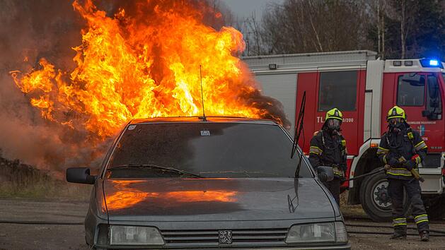 Autobrand, Fahrzeugbrand, Feuer, Feuerwehr