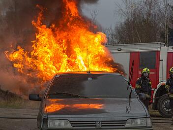 Autobrand, Fahrzeugbrand, Feuer, Feuerwehr