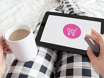 Beim Online-Shopping kannst du schnell in die Schuldenfalle tappen.