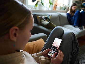 Symbolbild - Smartphone-Nutzung bei Kindern