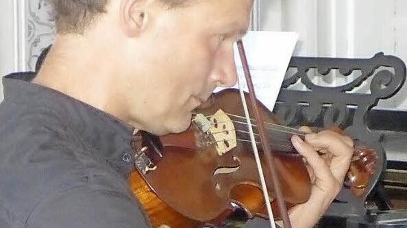 Michael Scheitzbach spielt die Violine und moderierte bravourös. Foto: Sabine Meißner