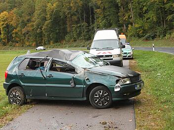 Das beschädigte Auto blieb auf dem Radweg neben der Straße stehen.  Foto: gg