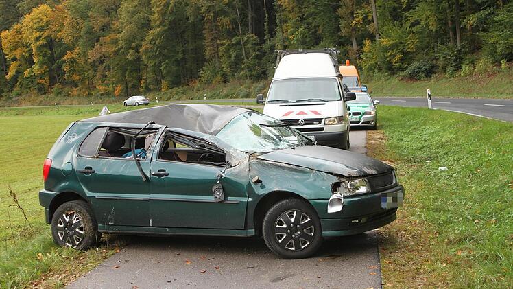 Das beschädigte Auto blieb auf dem Radweg neben der Straße stehen.  Foto: gg