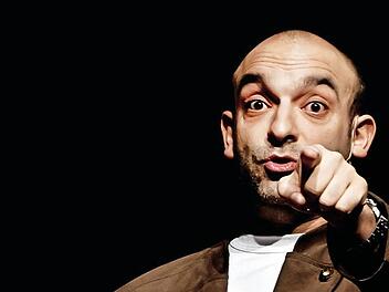 Mit seinem Programm "Paradigma" gastierte der Kabarettist Django Asül im Coburger Kongresshaus.Fotos: Jochen Berger