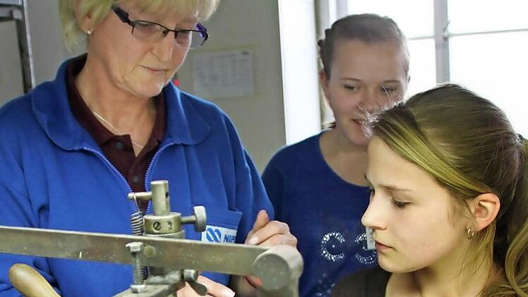 Beim Girls' Day erhielt Karin Hein Unterstützung von Schülerinnen.