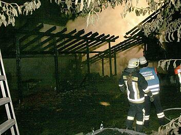 Die Einsatzkräfte hatten während der Nacht alle Hände voll zu tun, um das Feuer im Blumenweg unter Kontrolle zu bekommen. Foto: Michael Stelzner