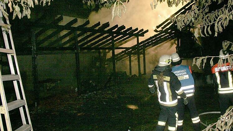 Die Einsatzkräfte hatten während der Nacht alle Hände voll zu tun, um das Feuer im Blumenweg unter Kontrolle zu bekommen. Foto: Michael Stelzner