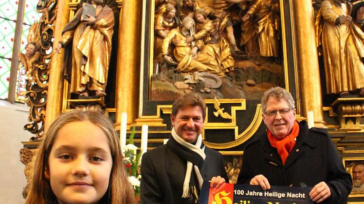 Ronja Kull ist die "Engelsstimme" der Heiligen Nacht, die am ersten Weihnachtsfeiertag von Enrico de Paruta in der Petrikirche präsentiert wird. Im Hintergrund Veranstalter Rainer Ludwig (links) und Hausherr Dekan Jürgen Zinck. Foto: Jürgen Gärtner