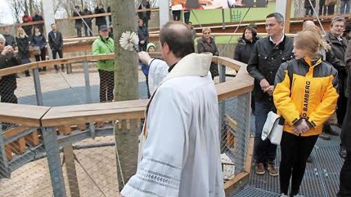 Dekan Albert Müller segnet die Einrichtung.Foto: Anette Schreiber
