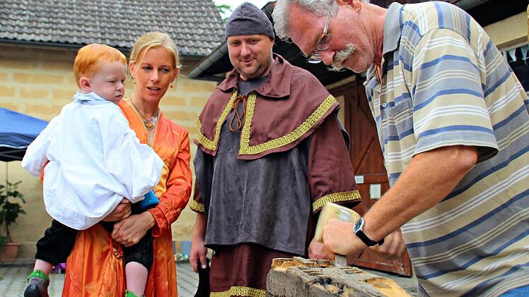 Anton K&ouml;cheler zeigt im Markthof seine Kunstfertigkeit Foto: Sophie R&ouml;der