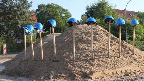 Spaten und Helme warten auf die Prominenz. Foto: Helmut Will