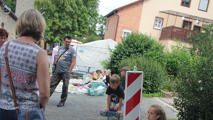 Breites Angebot beim Kinder-Flohmarkt.Foto: Ralf Kestel