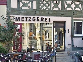 "Come in - We are open!", diesen Hinweis wird es ab dem 16. September vor der Metzgerei Stadler am Marktplatz nur noch am Samstagvormittag geben. Foto: Gerold Snater