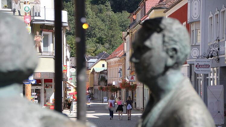 Die Fußgängerzone in Bad Brückenau: Passanten und Fahrzeuge sollen sich noch bis Juni die Innenstadt friedlich teilen. Foto: Ulrike Müller