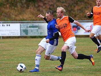 Der Kampfgeist stimmt beim ASV Kleintettau. Wie hier bei Tobias Wagner, der den Frohnlacher Daniel Oppel (blaues Trikot) energisch angreift. Doch auch in diesem Spiel reichte es nicht für Punkte (1:6).  Foto: Heinrich Weiß