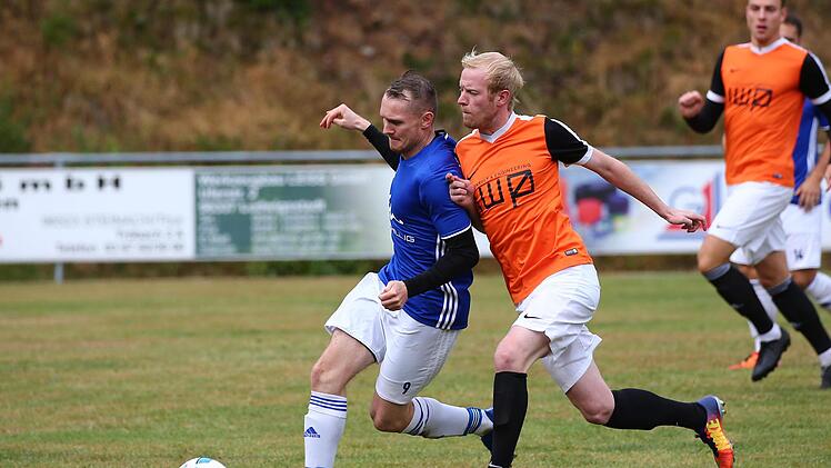 Der Kampfgeist stimmt beim ASV Kleintettau. Wie hier bei Tobias Wagner, der den Frohnlacher Daniel Oppel (blaues Trikot) energisch angreift. Doch auch in diesem Spiel reichte es nicht für Punkte (1:6).  Foto: Heinrich Weiß