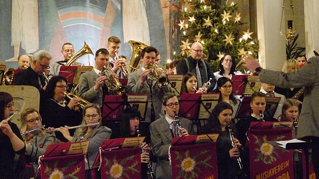 Für weihnachtliche Stimmung sorgte das traditionelle Weihnachtskonzert des Musikvereins Schondra in der  St. Anna-Kirche. Foto: Oswald Türbl