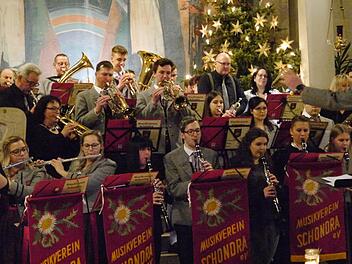 Für weihnachtliche Stimmung sorgte das traditionelle Weihnachtskonzert des Musikvereins Schondra in der  St. Anna-Kirche. Foto: Oswald Türbl