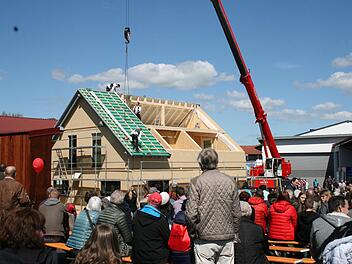 In zwei Stunden und 14 Minuten bauten die Handwerker bei der Showmontage ein Haus.  Foto: Gabriele Sell