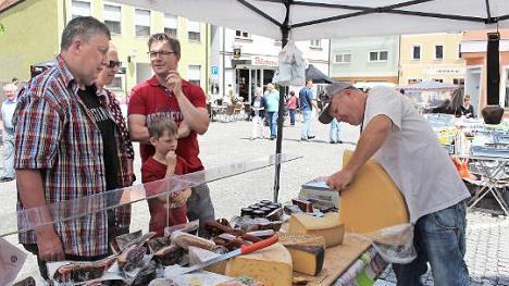 Die Kostproben beim "K&auml;s-Mann" waren begehrt. Foto: Evi Seeger