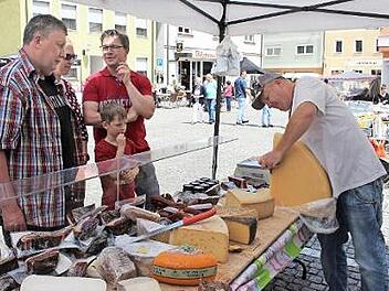 Die Kostproben beim "Käs-Mann" waren begehrt. Foto: Evi Seeger