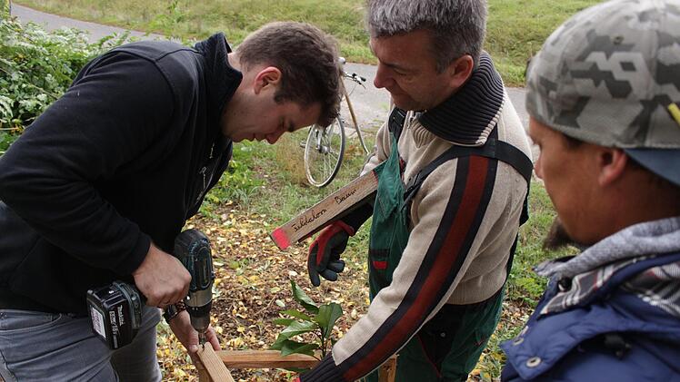 Sascha Link (l.) und zahlreiche Mitglieder des Dorfvereins beteiligten sich am "#Einheitsbuddeln".    Foto: Yannick Hupfer