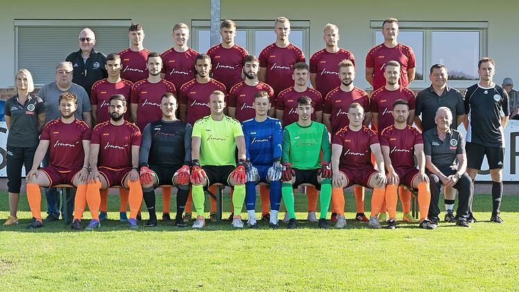 Mit diesem Aufgebot startet Landesliga-Aufsteiger SC Sylvia Ebersdorf in die neue Saison (hinten von links): Hauptsponsor Stefan Finzel, Niklas Tscherner, Jonas Carl, Sergen Dinc, Maximilian Tranziska, Jakob Engelmann und Tobias Dalke; (mittlere Reihe von links): Physiotherapeutin Sina Stummer, Vorstandsmitglied Gerd Friedrich, Sasa Trivuncevic, Patrick Heidenreich, Omar Rahmani, Kaan Atessacan, Lukas Werner, Bastian Pöche, Fabian Carl, Trainer Dieter Kurth, Torwart-Trainer Patrick Wyzgol; (u...