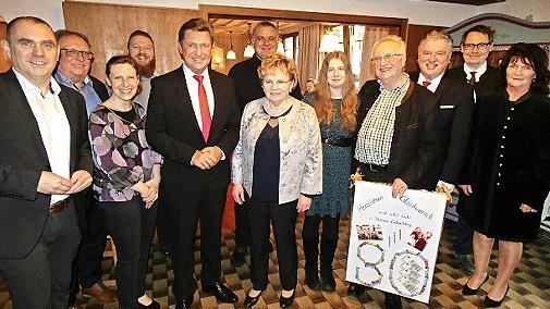 Jubilar Klaus Zahner (mit Bild) im Kreise seiner Familie, seiner Gratulanten und enger Wegbegleiter als &bdquo;Langstreckenl&auml;ufer&ldquo; in der Kommunalpolitik. Links vorne neben ihm ist seine Ehefrau Heidemarie