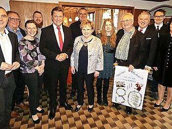 Jubilar Klaus Zahner (mit Bild) im Kreise seiner Familie, seiner Gratulanten und enger Wegbegleiter als „Langstreckenläufer“ in der Kommunalpolitik. Links vorne neben ihm ist seine Ehefrau Heidemarie