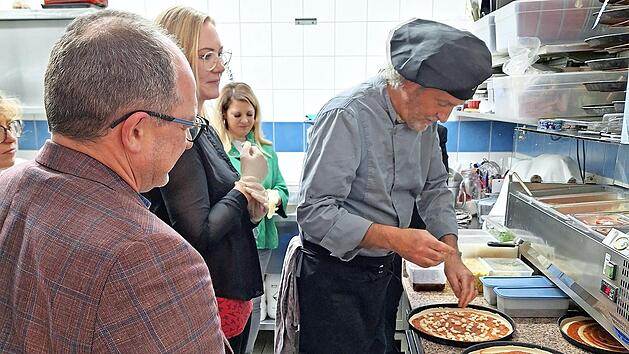 Die Unternehmer durften sich unter fachkundiger Anleitung als Pizzab&auml;cker versuchen.