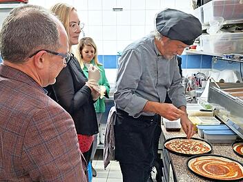 Die Unternehmer durften sich unter fachkundiger Anleitung als Pizzabäcker versuchen.