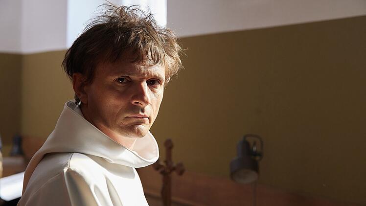 Daniel (Florian Lukas) ist ebenso wie Falke jemand, der im Kloster nach Antworten sucht. Die beiden unterschiedlichen M&auml;nner verstehen sich gut und freunden sich an. An Falkes scheinbar letzten Abend im Kloster, feiern die beiden zusammen Abschied. Dann ereignet sich ein Todesfall. War es Mord?