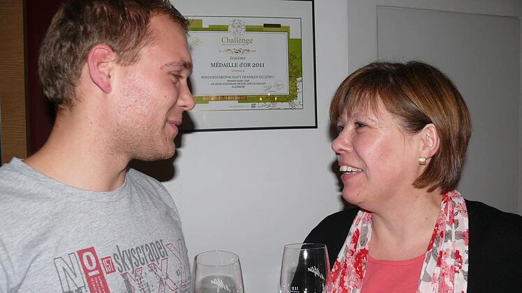 Mutter und Sohn - vereint im Zeichen des Weines. Urige Gemütlichkeit ist Trumpf beim Familienbetrieb von Ulrike Austel, die im Königsberger Ortsteil Unfinden eine traditionelle Heckenwirtschaft betreibt. Sohn Florian packt jederzeit fleißig mit an.